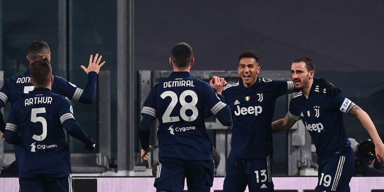 Bek Juventus Brasil Danilo (2ndR) merayakan bersama bek Italia Juventus Leonardo Bonucci (kanan) dan rekan satu timnya setelah membuka skor selama pertandingan sepak bola Serie A Italia Juventus vs Sassuolo pada 10 Januari 2021 di stadion Juventus di Turin.
