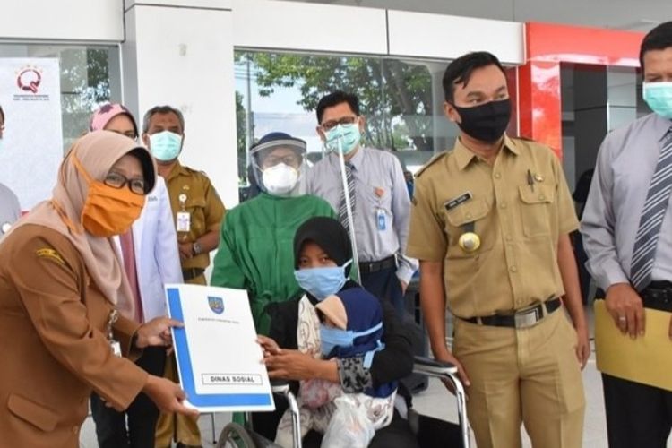 Bupati Tegal Umi Azizah memberikan bantuan untuk kepulangan balita dua tahun yang dinyatakan sembuh dari Covid-19, di RS. Mitra Siaga Tegal, Senin (4/5/2020) (Foto: Humas Pemkab Tegal)