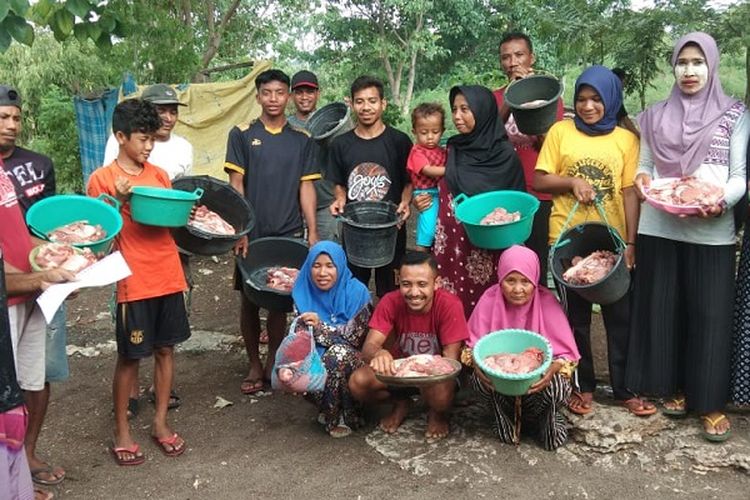 Suasana pelaksanaan Tebar Hewan Kurban di kawasan DD Farm Ronting, Desa Satar Kampas, Kecamatan Lamba Leda Utara, Manggarai Timur, NTT.