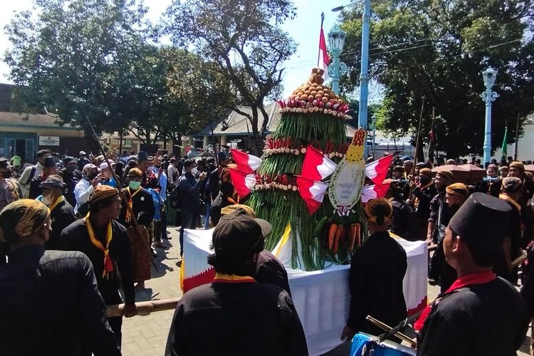 Grebeg Besar Keraton Kasunanan Surakarta Hadiningrat Kota Solo kembali digelar, Minggu (10/7/2022). Terlihat beberapa abdi dalem bersiap untuk membawa gunungan.