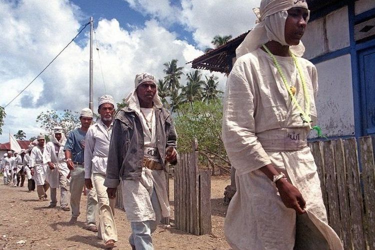 Orang-orang dari kelompok Islam, yang disebut sebagai anggota Laskar Jihad, di salah-satu sudut pulau Ternate, Provinsi Maluku, 22 Februari 2000.