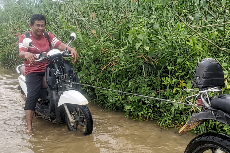 Kisah Guru di Sumenep: Terobos Banjir hingga Tempuh 24 Kilometer Setiap Hari