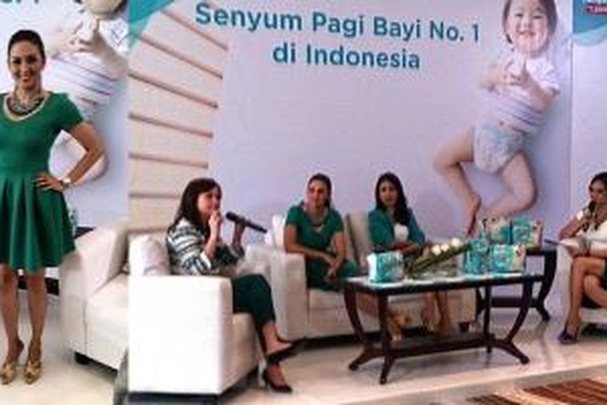 Donna Agnesia saat menghadiri acara jumpa pers Pampers Baby Dry Pants baru di The Gallery, Pullman Hotel, Thamrin-Jakarta (12/3/2015). 