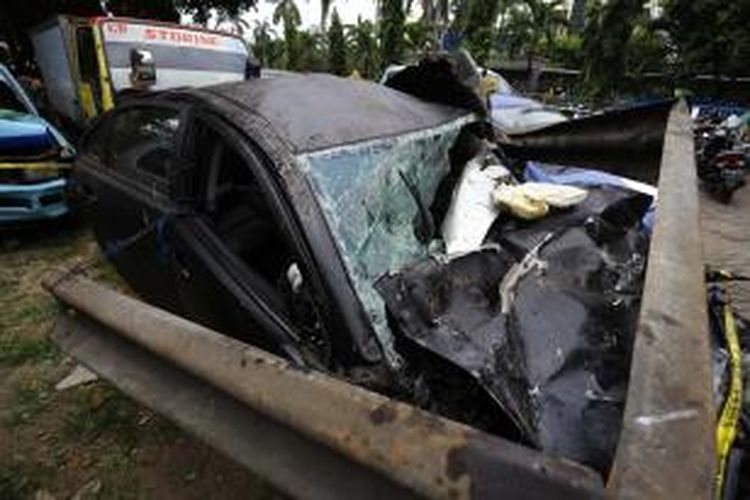 Mobil Lancer yang mengalami kecelakaan dengan Mobil Gran Max di Tol Jagorawi KM 8, terparkir di Kantor Satuan Wilayah Lalu Lintas (Satwil Lantas) Polres Metro Jakarta Timur di Kebon Nanas, Minggu (8/9/2013). 