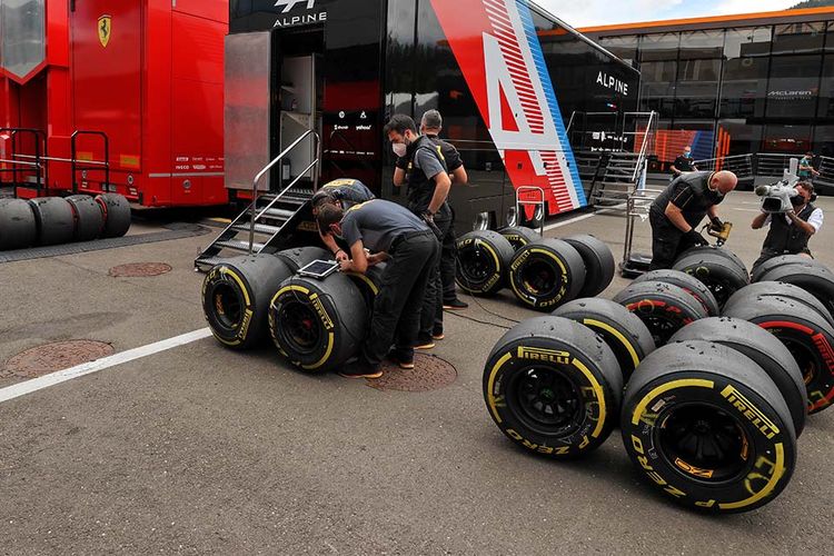 Ban balap Formula 1 (F1) dipasok oleh Pirelli