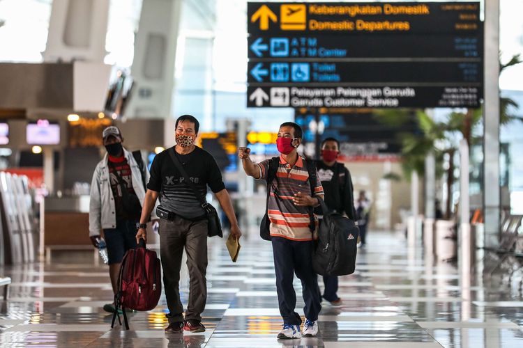 Penumpang saat tiba di terminal 3 Bandara Soekarno-Hatta, Tangerang, Banten, Selasa (12/5/2020). PT Angkasa Pura II mengeluarkan tujuh prosedur baru bagi penumpang penerbangan rute domestik selama masa dilarang mudik Idul Fitri 1441 H di Bandara Internasional Soekarno-Hatta.