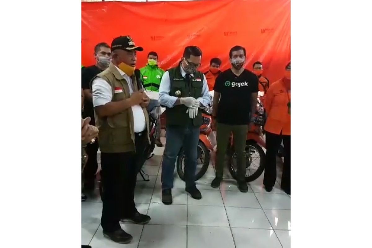 Penyerahan Dana Bantuan Sosial Pemprov Jabar ke Bekasi, Rabu (15/4/2020).