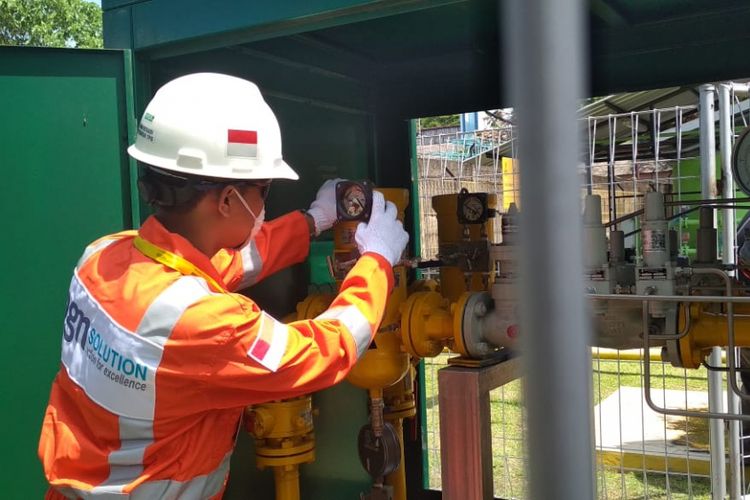 Petugas sedang melakukan pemeriksaan instalasi gas stasiun di Lampung Timur