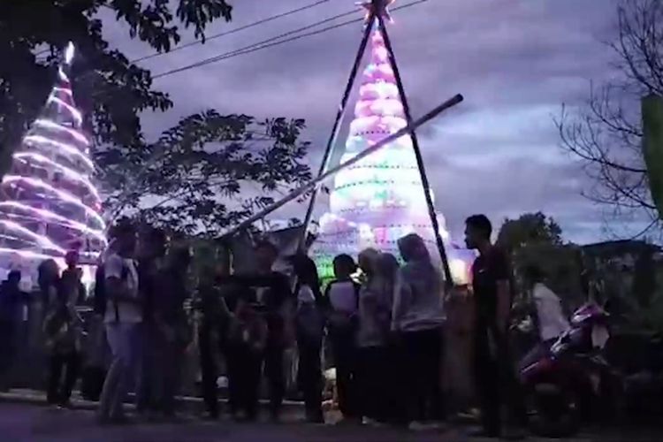 Warga Tana Toraja, Sulawesi Selatan, meramaikan Natal dengan menghiasi kampung hingga kota dengan nuansa malam yang penuh dengan Pohon Natal berhias lampu dari bahan daur ulang limbah, Kamis (22/12/2022) malam.