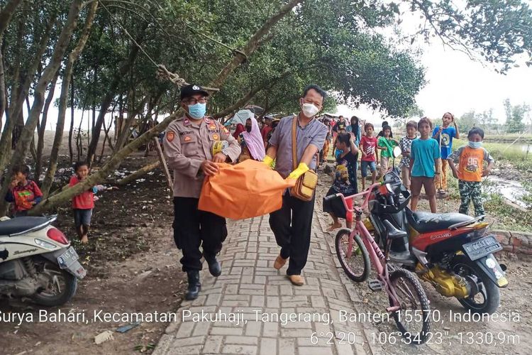 Petugas Polsek Pakuhaji, Kabupaten Tangerang mengevakuasi potongan tubuh yang diduga penumpang pesawat Sriwijaya Air SJ 182 yang ditemukan di sekitar Pantai Kis, Selasa (19/1/2021)