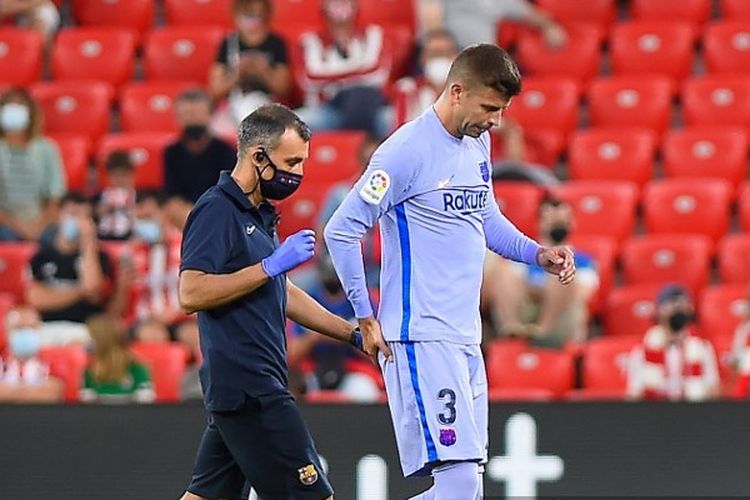 Gerard Pique mengalami cedera betis saat tampil bersama Barcelona melawan Atheltic Bilbao pada pekan kedua LaLiga 2021-2022.