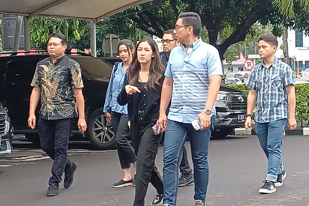 Artis Tamara Tyasmara (setelan hitam) mendatangi Polda Metro Jaya Jakarta untuk menjalani pemeriksaan kesehatan secara psikologi forensik, Kamis (15/2/2024).