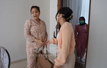 Viral Video Nagita Slavina Terima Kado dari Prilly Latuconsina ...