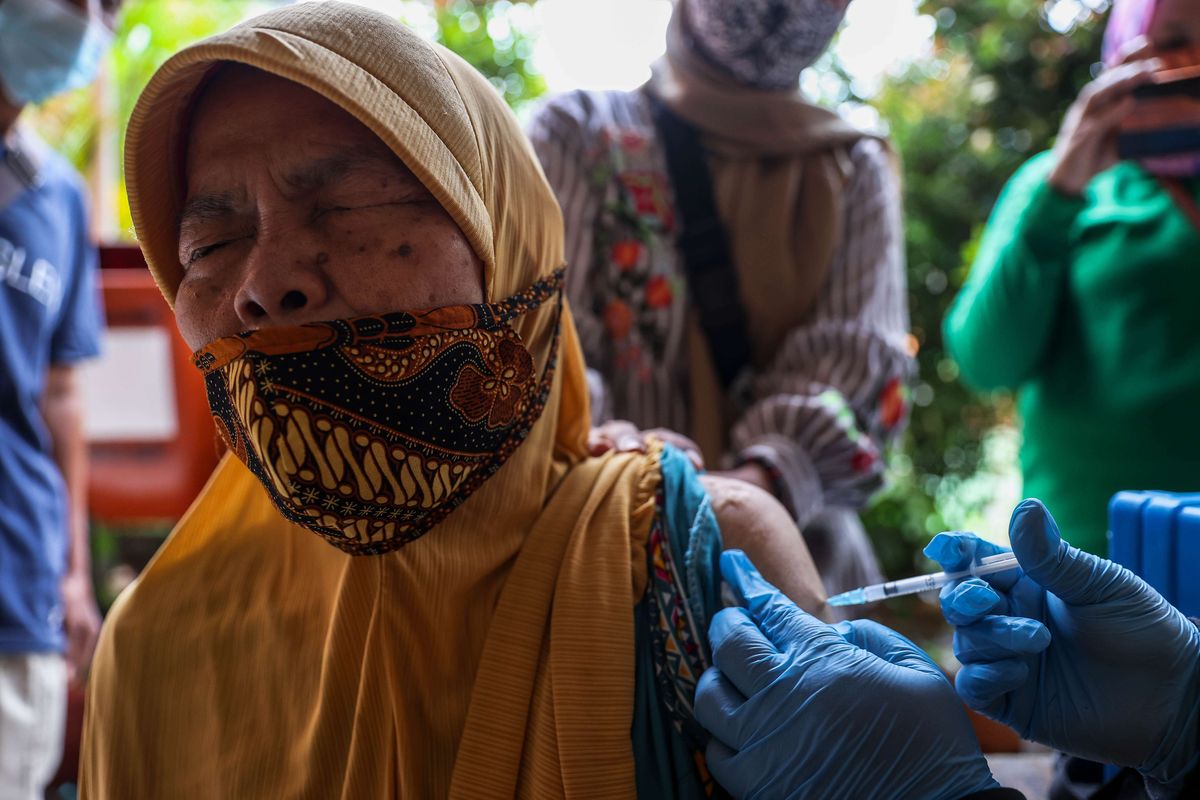 Warga lanjut usia (lansia) saat menerima suntikan vaksin Bio Farma di SDN Grogol Selatan 17 Pagi, Kebayoran Lama, Jakarta Selatan, Selasa (30/3/2021). Sebanyak 156 warga lansia telah terdaftar untuk menerima vaksin Covid-19 tahap pertama di SDN Grogol Selatan 17 Pagi. Sasaran vaksinasi tahap kedua mencapai lebih dari 38 juta orang, terdiri dari 17,4 juta petugas layanan publik dan 21,5 juta orang lansia.