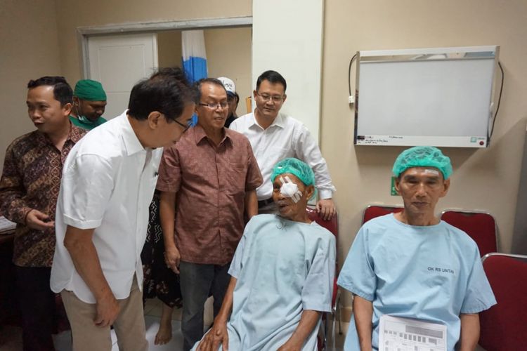 Direktur Sido Muncul Irwan Hidayat berbincang dengan pasien katarak pasca operasi Kamis (15/11/2018).