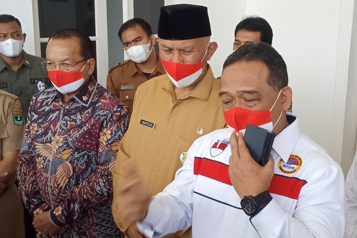 Ketua BP2MI Benny Rhamdani (kanan) didampingi Gubernur Sumbar Mahyeldi (tengah) dan Anggota DPR RI Suir Syam (kiri) memberikan keterangan pers, Senin (7/6/2021) di Padang