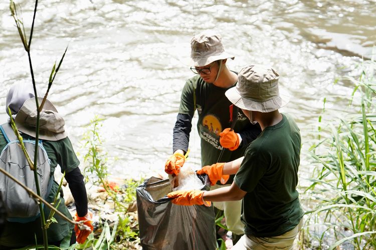 Kegiatan Bebenah Ciliwung untuk membersihkan Sungai Ciliwung.