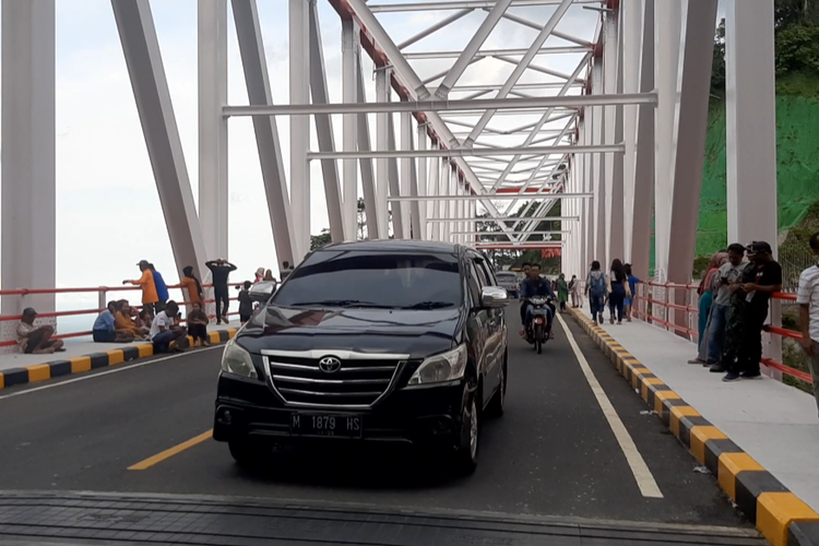 Jembatan Gladak Perak di Lumajang mulai difungsikan oleh warga