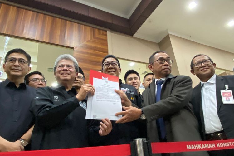 Deputi Bidang Hukum Tim Pemenangan Nasional (TPN) Ganjar-Mahfud, Todung Mulya Lubis (kiri) mengajukan permohonan perselisihan hasil pemilu (PHPU) ke Mahkamah Konstitusi (MK) pada Sabtu (23/3/2024). 