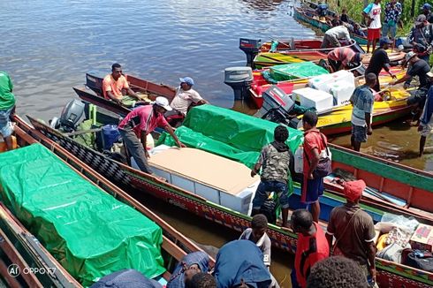 Distribusi Logistik Pemilu di Papua, Dorong Perahu hingga Jalan Kaki Berjam-jam