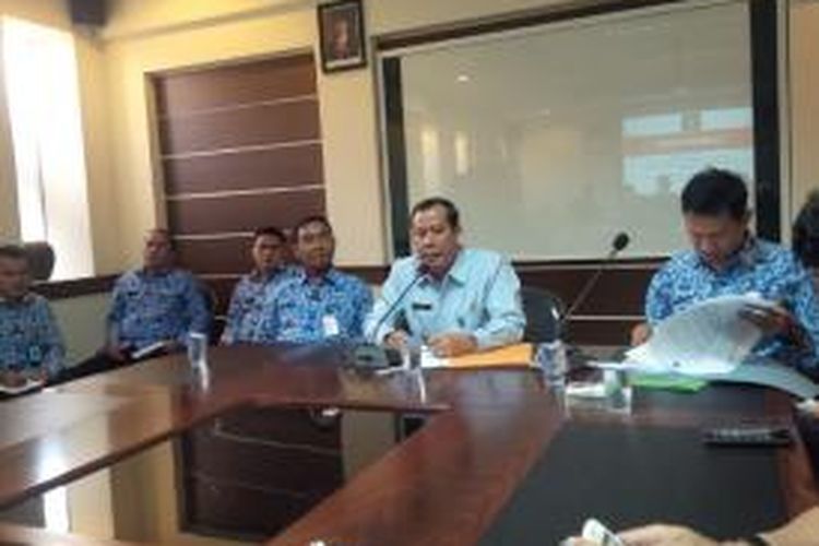 Kepala Kanwil Hukum dan HAM Jawa Barat, Danan Purnomo (tengah), memberikan pernyataan tentang pembebasan bersyarat Pollycarpus.
