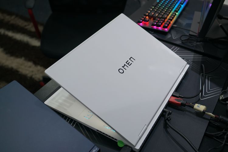 Laptop gaming HP Omen Transcend 16 warna Ceramic White dirilis di Indonesia, Agustus 2023.
