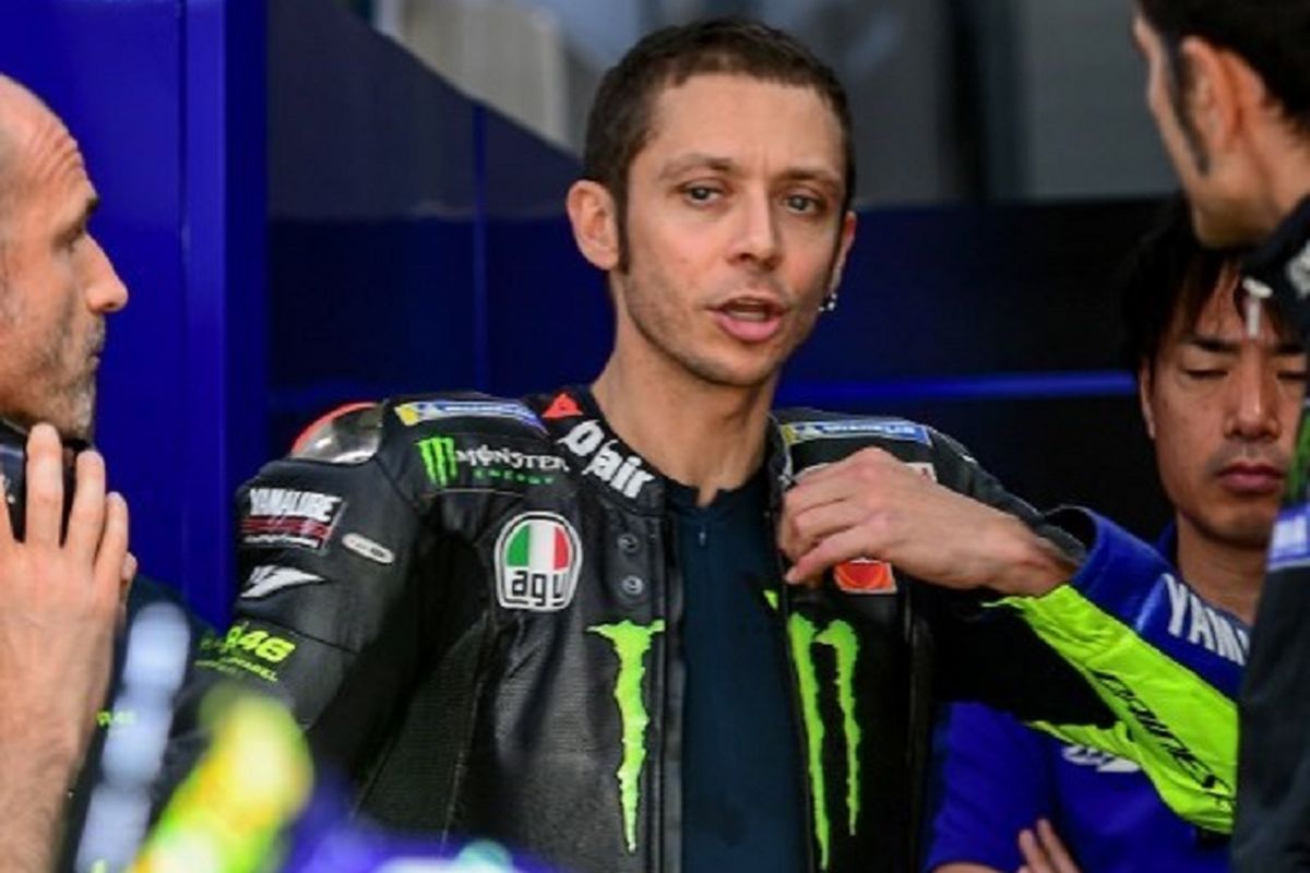 Pebalap Yamaha MotoGP, Valentino Rossi, seusai menjalani latihan bebas MotoGP Qatar 2019 di Sirkuit Losail, 9 Maret 2019.  