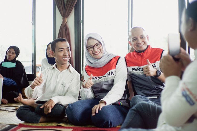 Perwira Penggerak Pertamina belajar membatik bersama penyandang disabilitas pada acara Energizing Difablepreneur Community itu digelar di Workshop Sriekandi Patra Boyolali, Selasa (18/4/2023) sore.