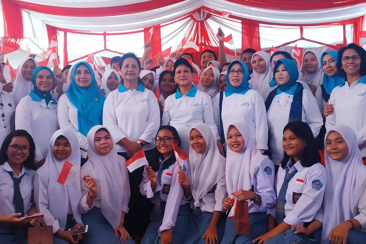 Ibu Negara Iriana Joko Widodo berfoto bersama siswa-siswi di Babelan, Kabupaten Bekasi, Senin (16/9/2019).