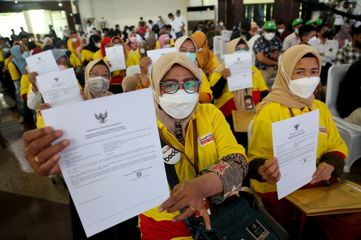 Noor Naba'iyah menerima NIB untuk pelaku usaha Mikro dan Kecil (UMK) Perseorangan  di Graha Institut Teknologi Sepuluh Nopember (ITS) Surabaya, Rabu (22/12/2021).