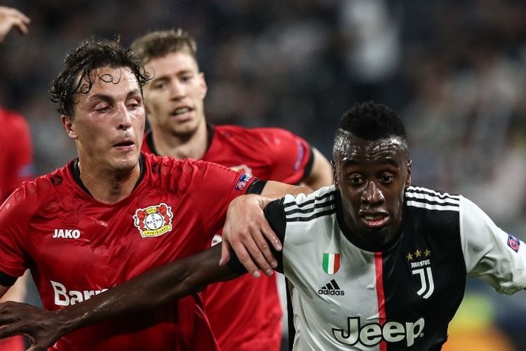 Julian Baumgartlinger menjaga Blaise Matuidi dalam pertandingan Juventus vs Bayer Levekusen pada lanjutan Liga Champions di Stadion Allianz, Turin 1 Oktober 2019. 