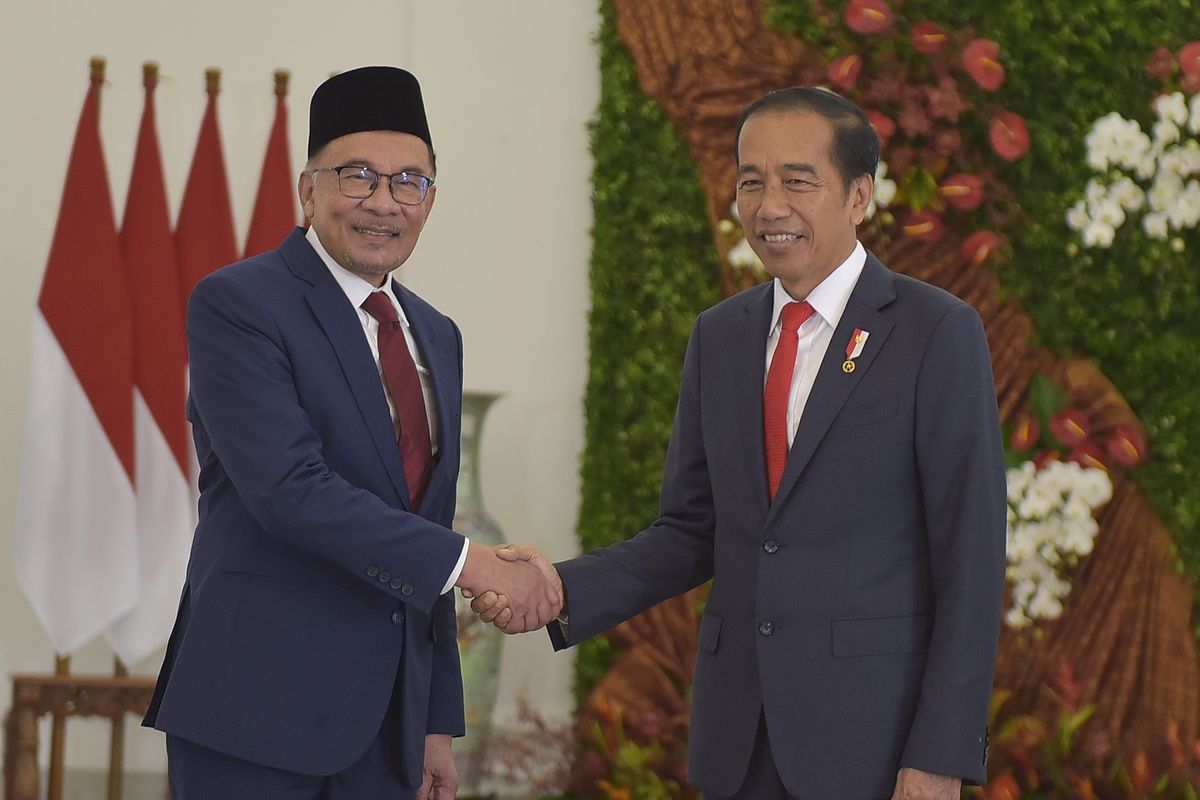 Presiden Joko Widodo (Jokowi) menyambut kedatangan Perdana Menteri (PM) Malaysia Anwar Ibrahim di Istana Bogor, Jawa Barat, Senin (9/1/2023).
