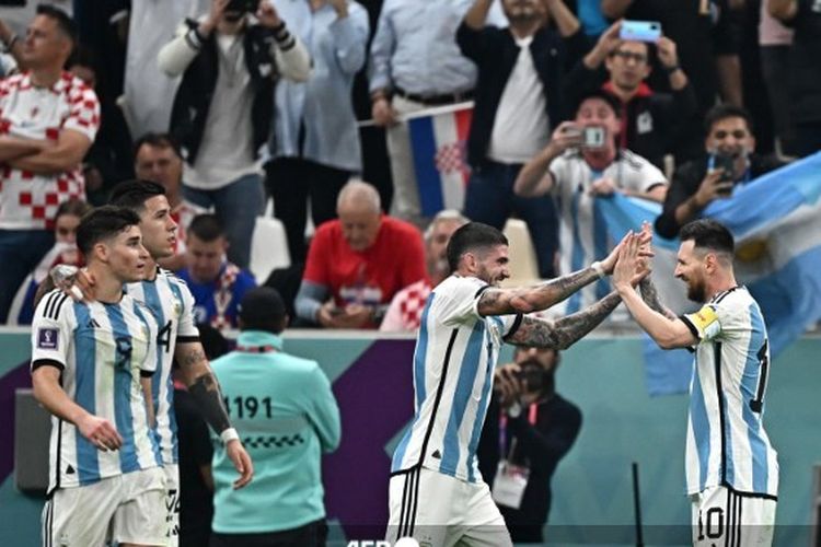 Para pemain Argentina merayakan gol Lionel Messi ke gawang Kroasia pada laga semifinal Piala Dunia 2022 di Lusail Iconic Stadium, Qatar, Rabu (14/12/2022) dini hari WIB.