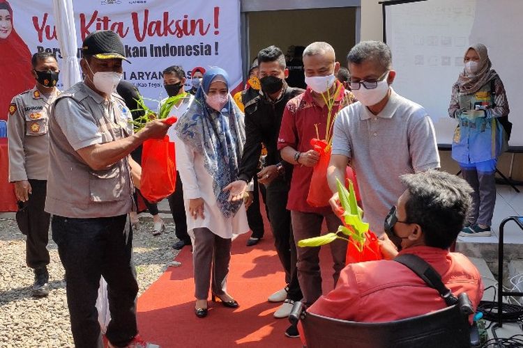 Anggota DPR RI Dewi Aryani bersama sejumlah pejabat Kabupaten Tegal secara simbolis menyerahkan bantuan tanaman herbal kepada penyandang disabilitas usai peresmian Yayasan Difabel Tegal Inklusi di Rumah Produksi Difabel Kreatif di Kecamatan Adiwerna, Tegal, Jumat (30/7/2021).