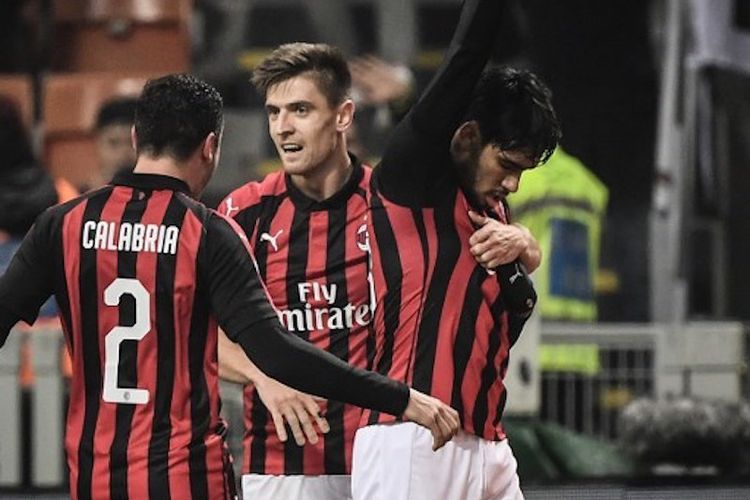 Davide Calabria dan Krzysztof Piatek merayakan gol Lucas Paqueta pada pertandingan AC Milan vs Cagliari di San Siro, 10 Februari 2019. 