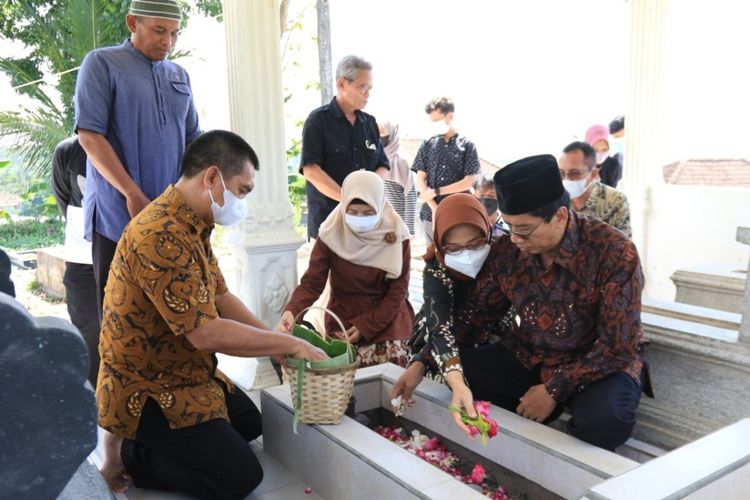 Rektor UNS Solo Jamal Wiwoho dan rombongan berziarah ke makam Gilang Endi Saputra (21) di Dusun Keti, Desa Dayu, Kecamatan Karangpandan, Kabupaten Karanganyar, Jawa Tengah, Sabtu (6/11/2021).
