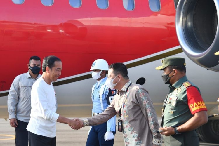 Presiden Joko Widodo saat tiba di Bandara Malikussaleh, Kabupaten Aceh Utara, Provinsi Aceh, pada Jumat (10/2/2023).