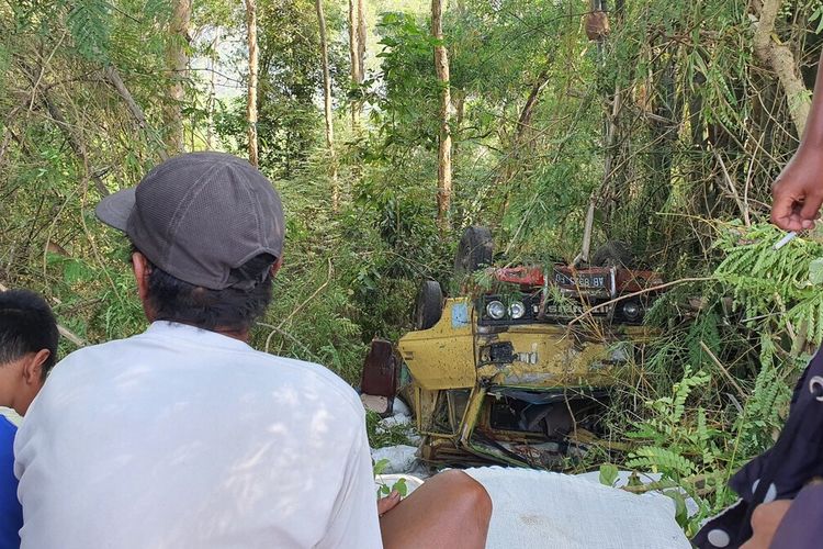 Truk masuk jurang di sekitar bukit Bego, Imogiri, Bantul, DI Yogyakarta Senin (1/8/2022)