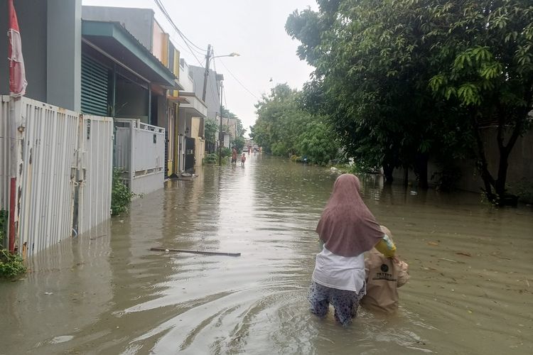 Banjir di salah satu perumahan di Kelurahan Bahagia, Kecamatan Babelan, Kabupaten Bekasi, pada Senin (19/1/2026).