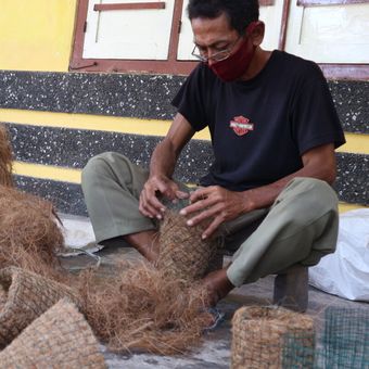 Agus Winarno memanfaatkan sabut kelapa sebagai pot untuk media tanam. Di rumahnya, di Desa Kedungturi, Kecamatan Gudo, Jombang, Jawa Timur, bapak 1 anak itu juga membuat cocopeat dan cocofiber sebagai media tanam.