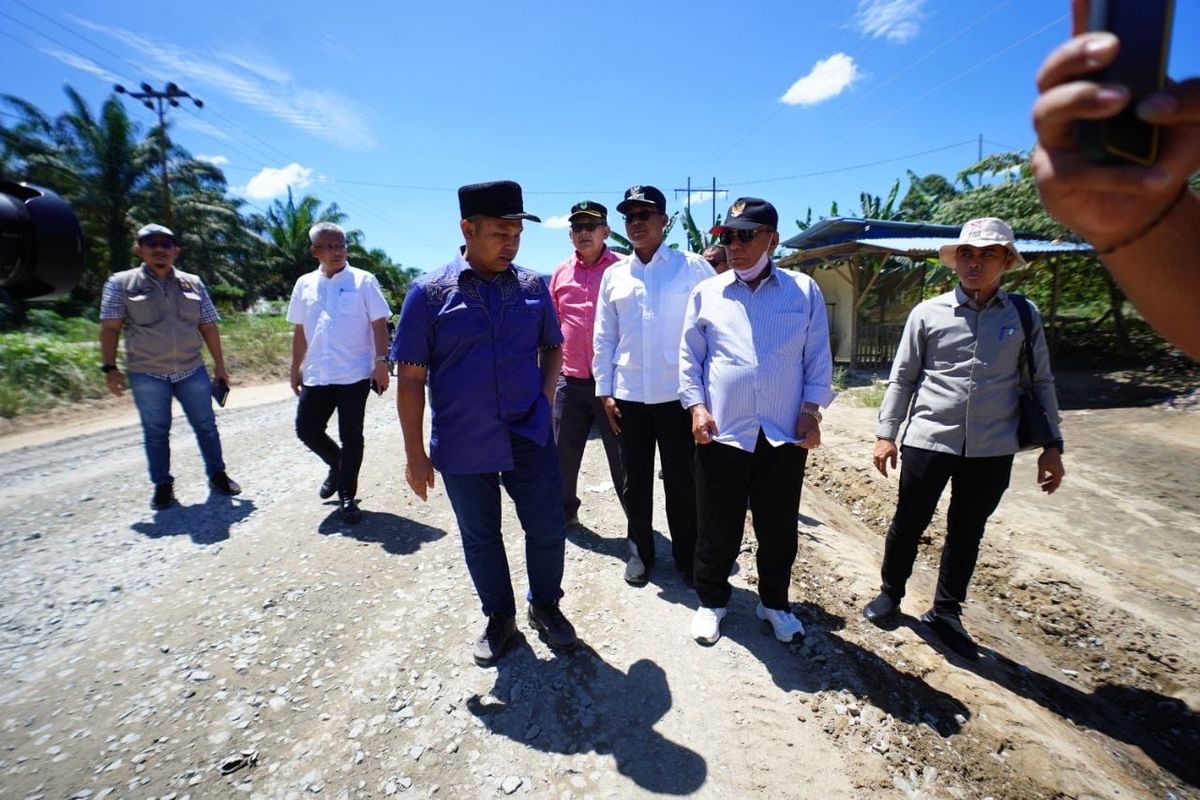Gubernur Riau (Gubri) Abdul Wahid saat meninjau ruas jalan rusak di Desa Manggala Sempurna Kecamatan Tanah Putih, Kabupaten Rohil, Senin (9/6/2025).
