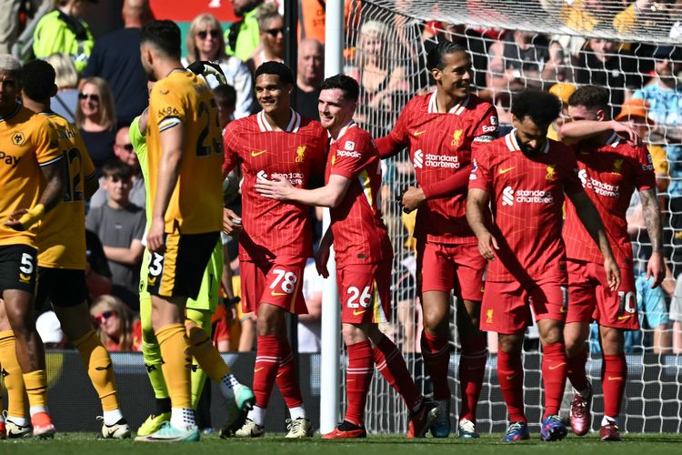Bek Liverpool Jarell Quansah (kiri tengah) merayakan gol bersama rekan satu timnya pada pertandingan Liga Inggris antara Liverpool vs Wolverhampton Wanderers di Anfield di Liverpool, Inggris, pada Minggu 19 Mei 2024. (Foto oleh Paul ELLIS / AFP)