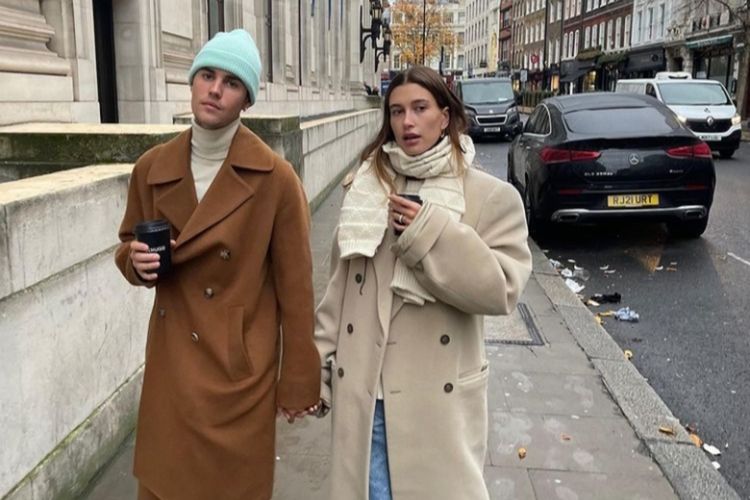 Justin Bieber dan Hailey Bieber tampak serasi dalam balutan mantel wol saat berkeliling di London.