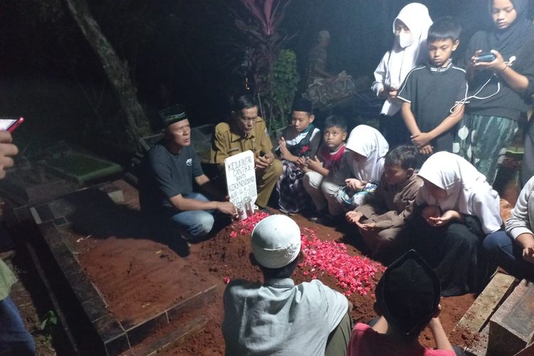 Suasana prosesi pemakaman anak perempuan yang dibunuh oleh ayah kandung di TPU Jatijajar 2, Depok pada Selasa (1/11/2022) malam.