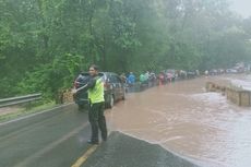 Ratusan Pengendara Terjebak Banjir di Tengah Hutan Baluran Jatim