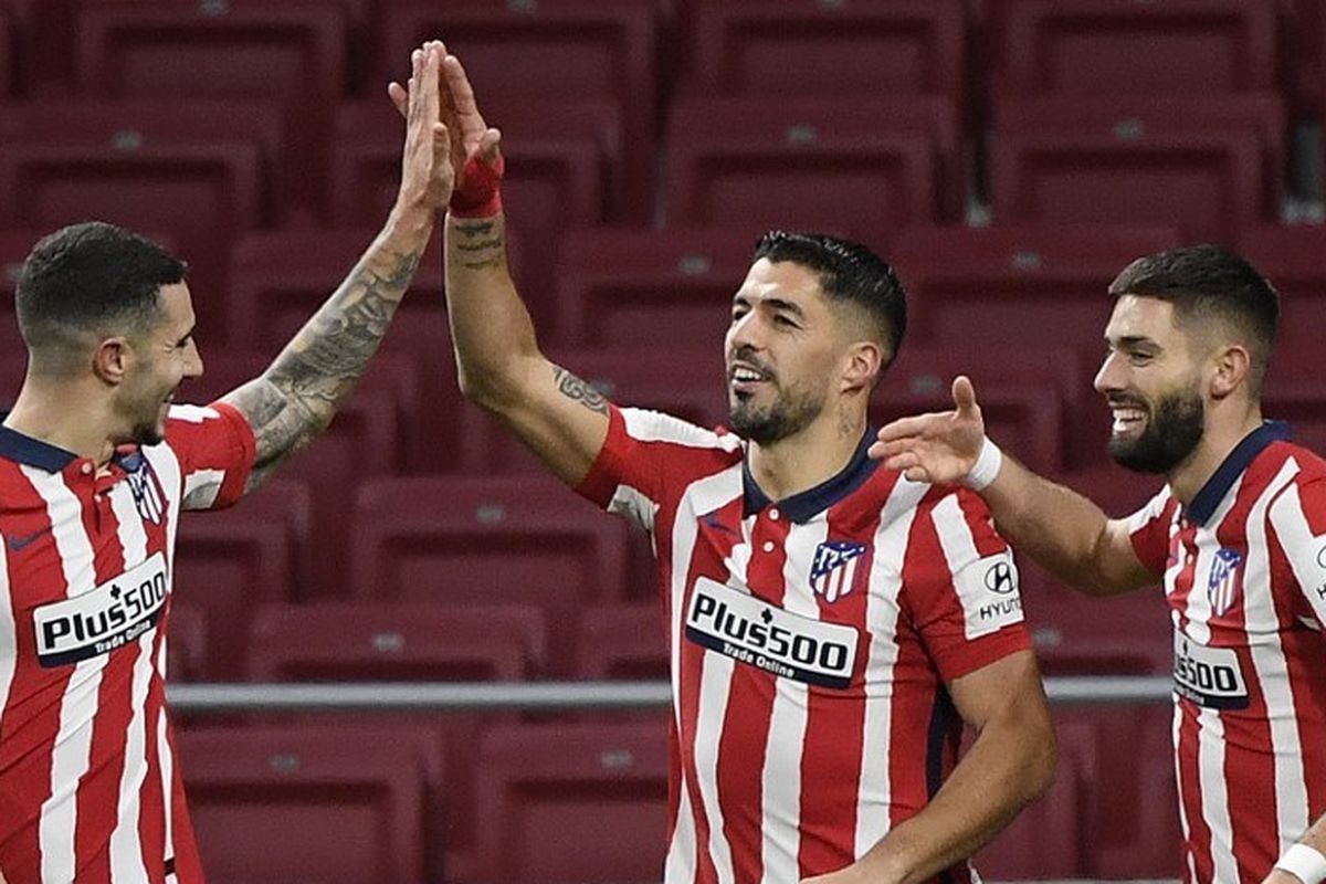 Luis Suarez (tengah) merayakan gol dengan Mario Hermoso (kiri) dan Yannick Ferreira-Carrasco (kanan)  Madrid dalam pertandingan Atletico Madrid vs Getafe di Stadion Wanda Metropolitano, 30 Januari 2021.