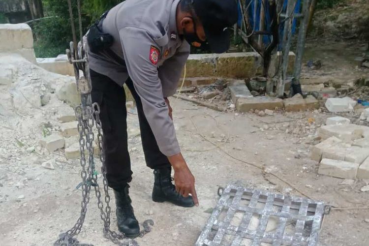 Petugas kepolisian melakukan olah TKP peristiwa kecelakaan kerja yang menimpa pekerja tambang tradisional di Kecamatan Semanding, Tuban.