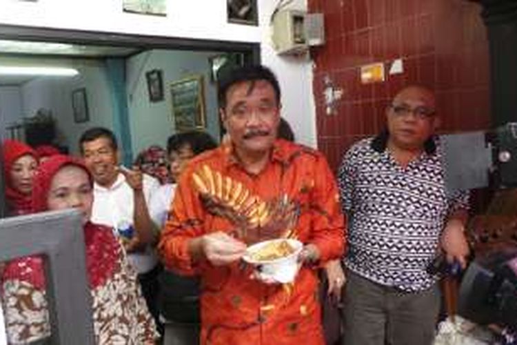 Wakil Gubernur DKI Jakarta, Djarot Saiful Hidayat, saat menyantap mie ayam buatan Paguyuban Gabungan Mie dan Roti (Garamiro), di Penggilingan, Cakung, Jakarta Timur, Minggu (9/10/2016).  