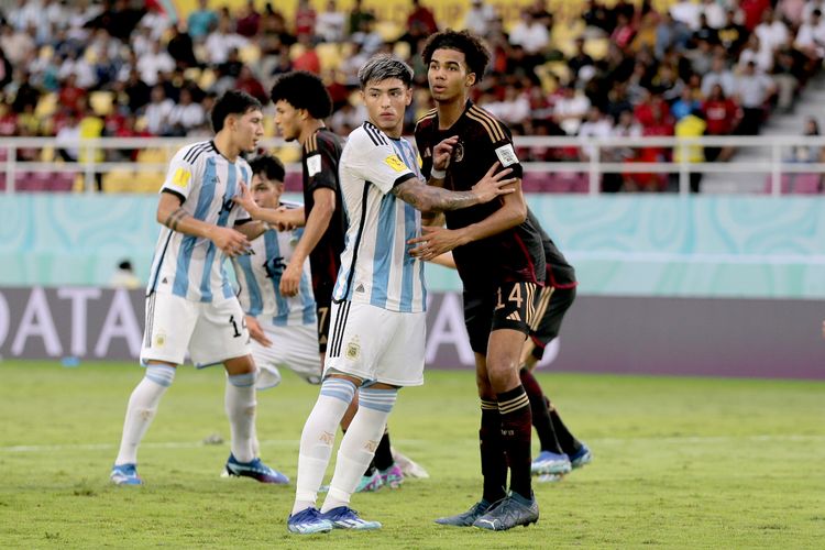 Pemain Timnas Argentina Agustin Roberto dan pemain Jerman David Odugo saat laga semifinal Piala Dunia U17 2023 Indonesia yang berlangsung di Stadion Manahan Solo, Selasa (28/11/2023) sore.