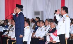 Prabowo Dampingi Jokowi Pimpin Upacara Parade Senja HUT Ke-77 TNI